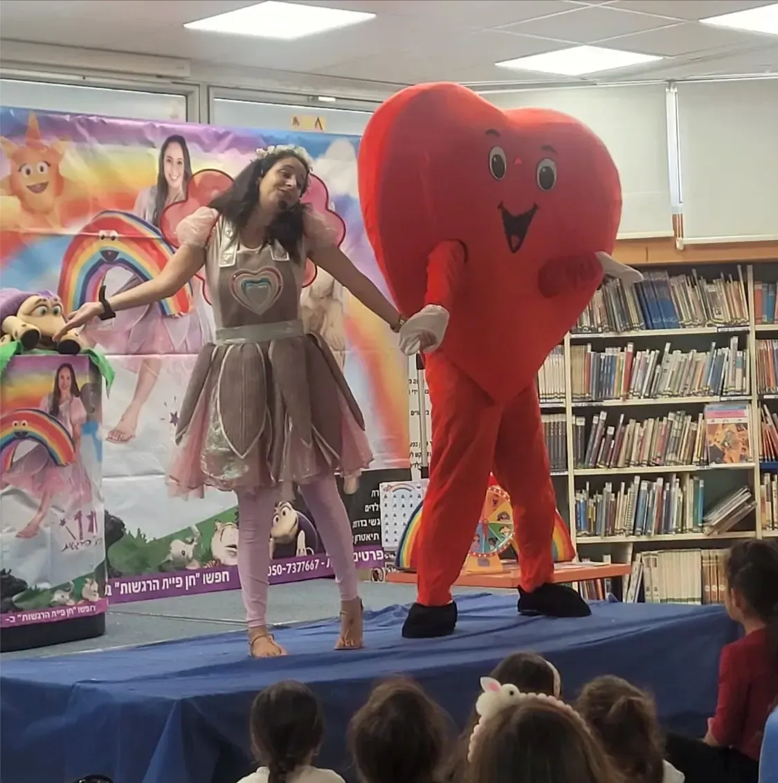 חן פיית הרגשות על הבמה עם בובת הלב הענקית