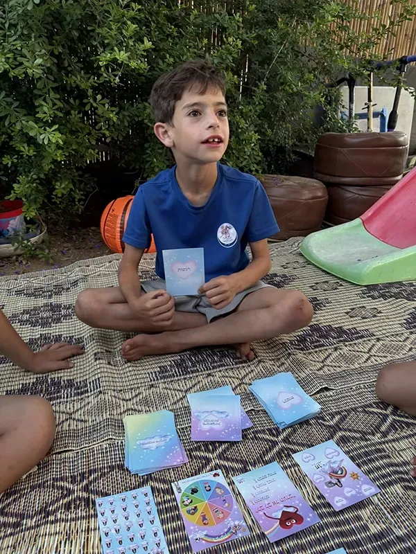ילד משחק בקלפי הרגשות